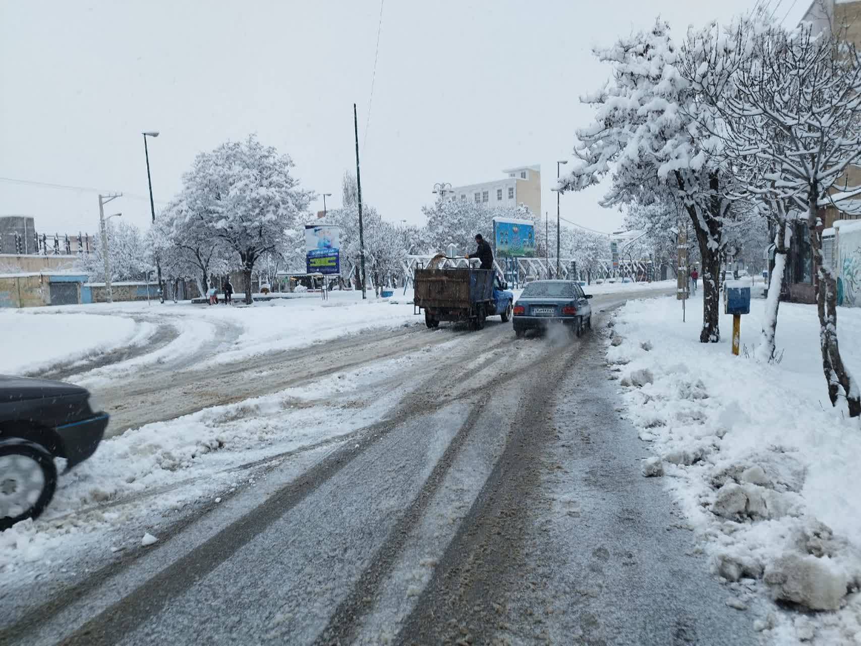 بارش برف و خدمات برفروبی از سوی معاونت خدمات شهری شهرداری خلخال