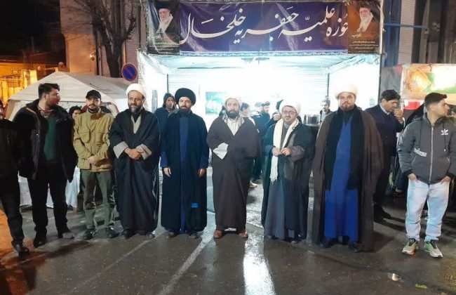 حضور دلی طلاب حوزه علمیه جعفریه در پذیرایی از عزاداران امام شهید