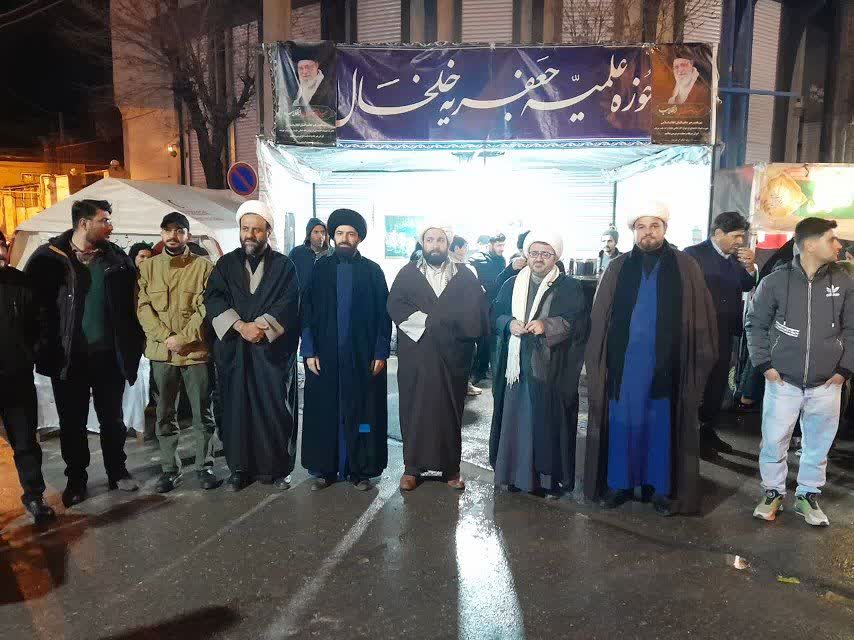 حضور دلی طلاب حوزه علمیه جعفریه در پذیرایی از عزاداران امام شهید