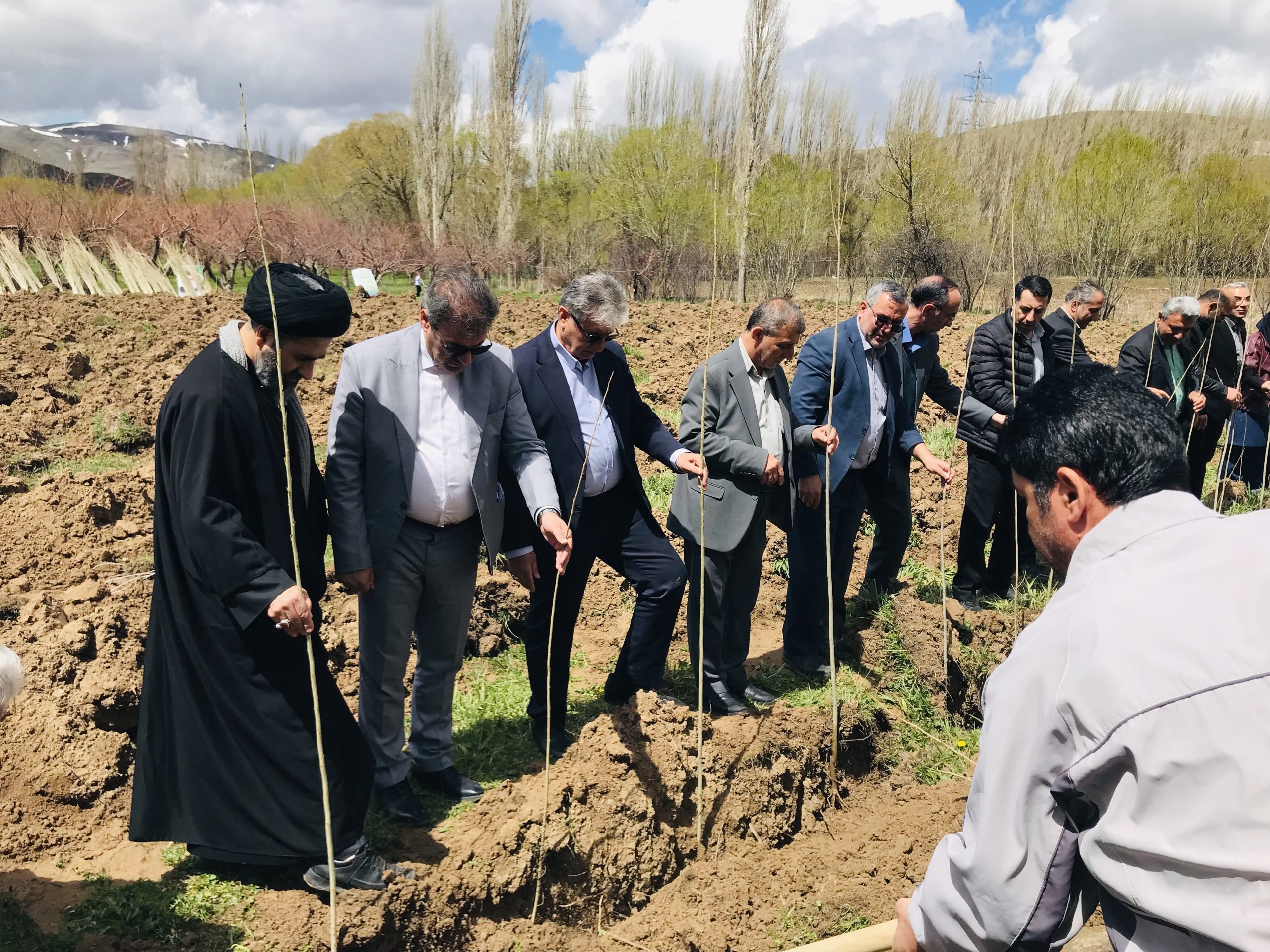 کاشت نهال به یاد شهدای میناب در اردوگاه دانش آموزی امام خمینی ره خلخال
